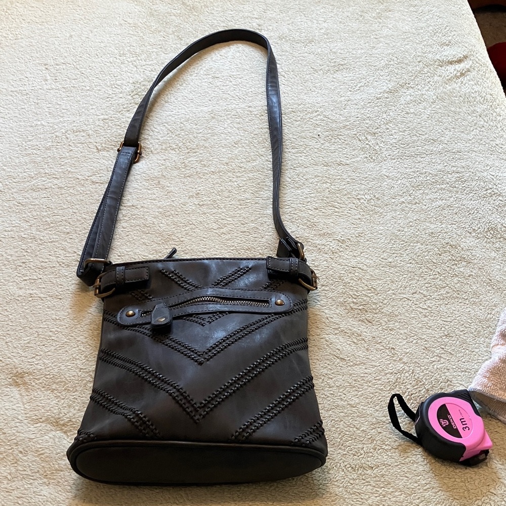 Women's Black Rivet Chevron-Stitch Crossbody Bag - Classic Everyday Style